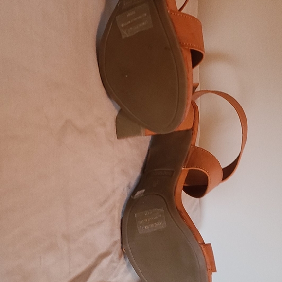 Tan sandals 👡 - Picture 3 of 3